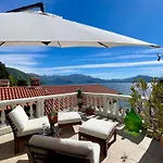 Апартаменты Lovenest: Romantic Overlooking The *